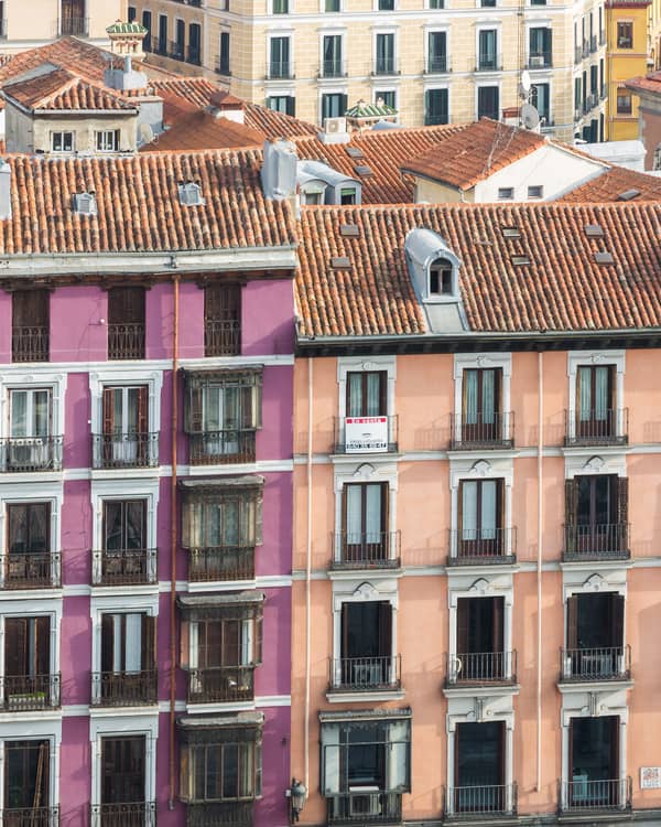 Fachadas de viviendas con balcones y tejados de teja en la calle Bailén de Madrid